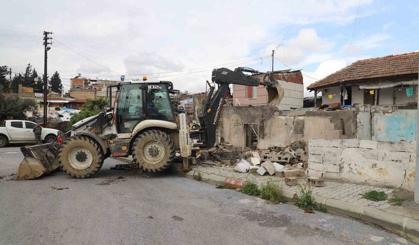 Akdeniz'de tehlike saçan metruk yapılar yıkılıyor