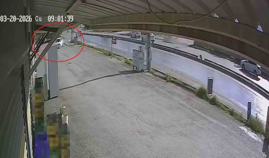 Akıl almaz kaza: Otomobil prefabrik iş yerlerinin içinden geçti