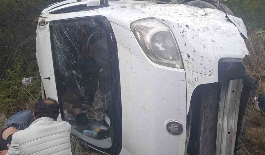 Akseki-Manavgat Karayolunda hafif ticari araç şarampole devrildi: 1'i ağır 6 yaralı