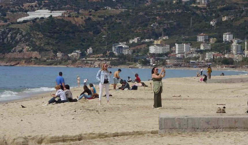Alanya'da bayram arifesinde hava sıcaklığı 20 dereceye ulaştı, tatilciler soluğu sahilde aldı
