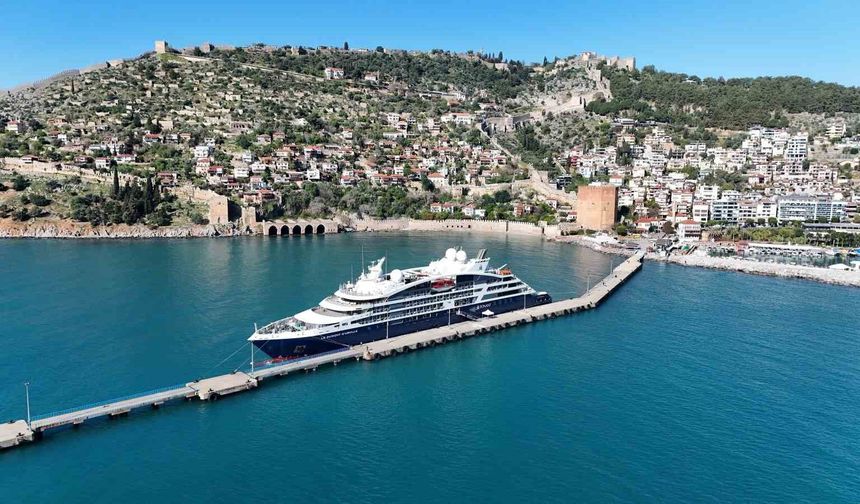 Alanya'ya Fransız bayraklı kruvaziyer demir attı