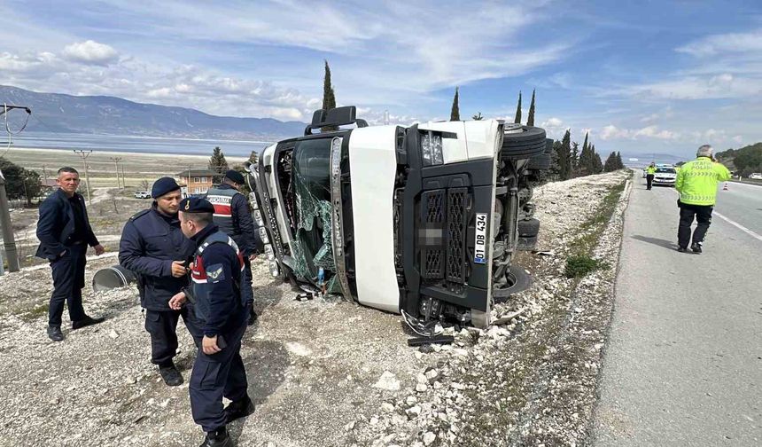 Alkollü sürücünün kullandığı tır yan yattı: 1 yaralı