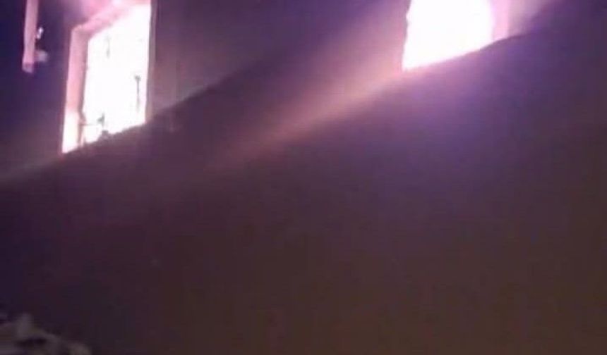 Altınözü'nde evden alevler yükseldi