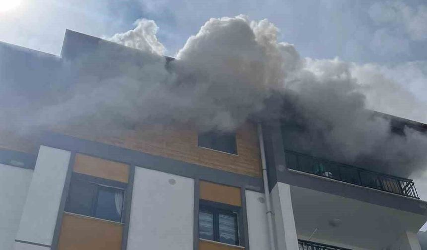 Antakya'da alevlere teslim olan ev kullanılmaz hale geldi