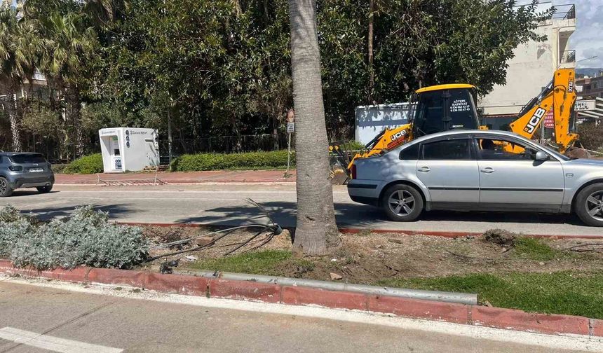 Antalya'da otomobil elektrik direğine çarptı: 2 yaralı