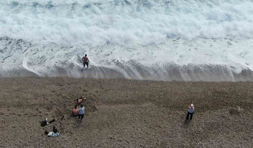 Antalya'nın yüksek kesimlerinde karla mücadele, sahilinde deniz keyfi