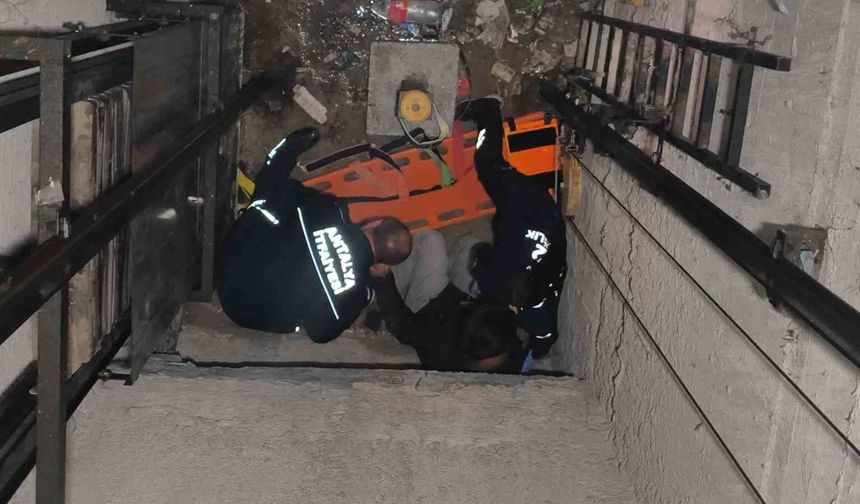 Arızalanan asansörü kontrol etmek isterken asansör boşluğuna düştü
