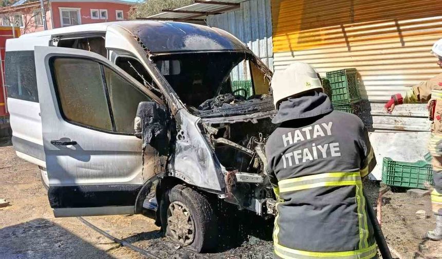 Arsuz'da minibüs yangını