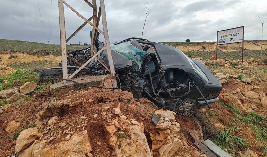 Aydınlatma direğine çarpan otomobilin sürücüsü öldü