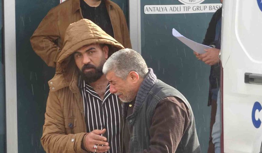 Babanın en ağır yükü: Kızı ve 5 torununun cenazesini gözyaşlarıyla teslim aldı