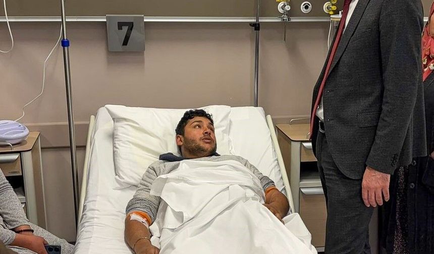 Başkan Vekili Çiçek, hastaneye giderek kazada yaralanan personelin durumu hakkında bilgi aldı