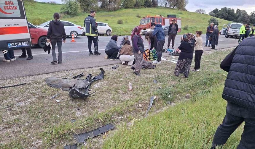 Bayram yolunda feci kaza: Otomobiller kafa kafaya çarpıştı, 7 kişi yaralandı