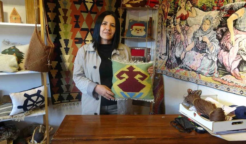 Depremde iş yerleri ve evleri yıkılan afetzede kadınlar, zanaatlarını kültür sanat çarşısında yaşatıyorlar