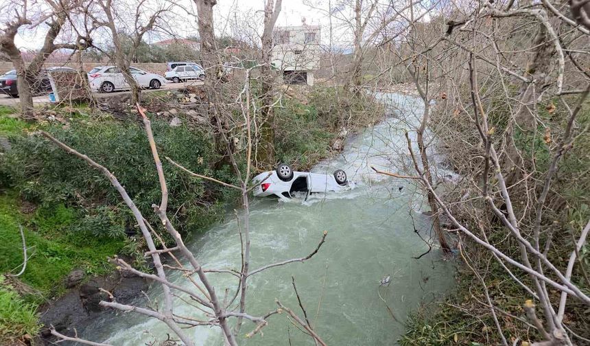 Dereye uçan otomobil suyla doldu, boğulma tehlikesi geçiren sürücüyü vatandaşlar kurtardı