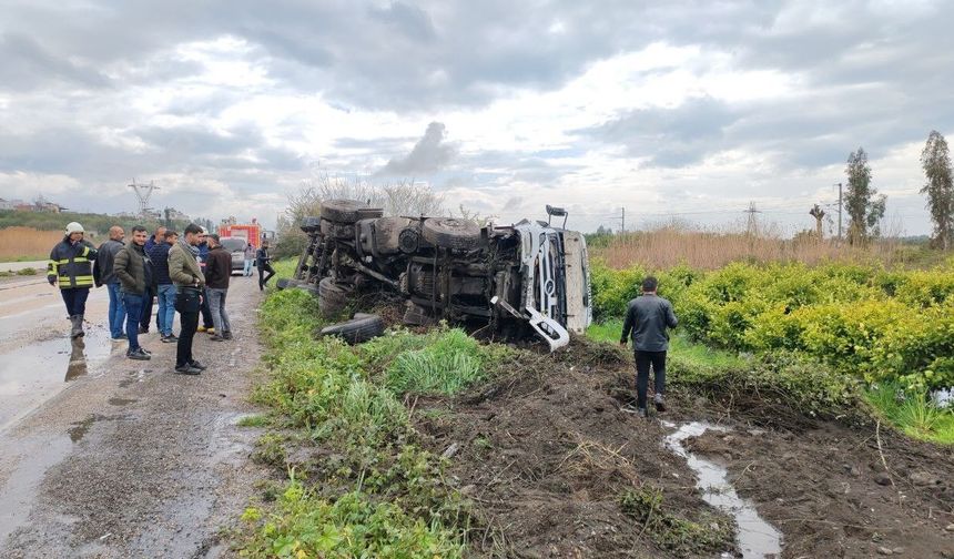 Devrilen tankerden litrelerce akaryakıt portakal bahçesine aktı