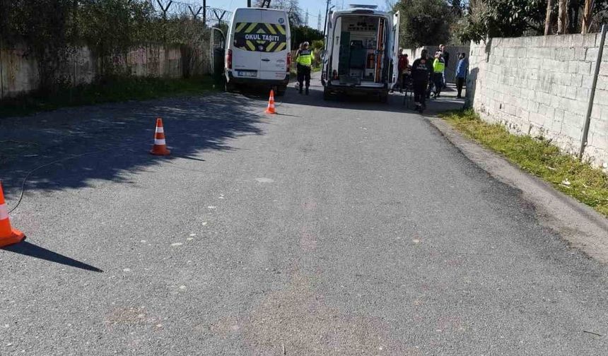 Dörtyol'da öğrenci servisi elektrik direğine çarptı: 4 yaralı