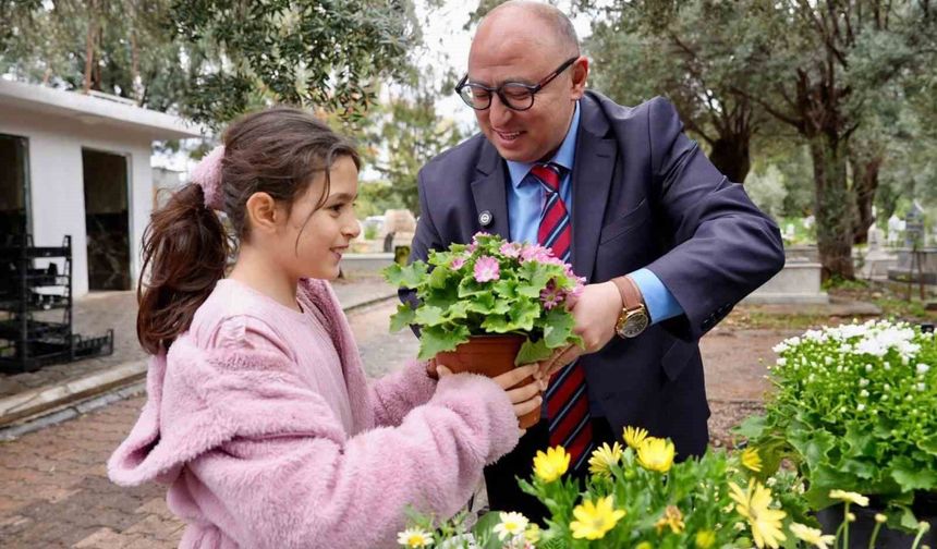 Erdemli'de kabir ziyaretine gelenlere çiçek dağıtıldı