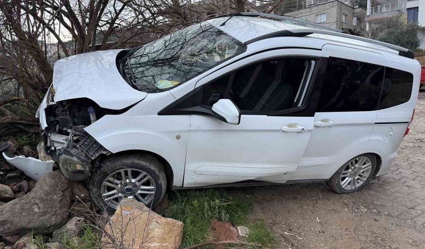 Freni boşalan hafif ticari araç ağaca çarptı: 1 yaralı