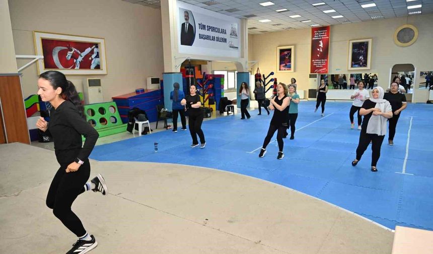 Kadınlar zumba ile hem spor yapıyor hem sosyalleşiyor