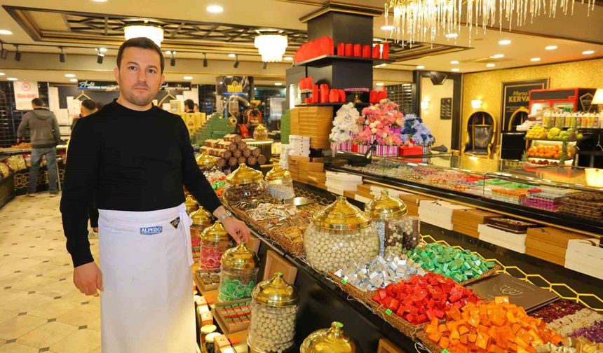 Kahramanmaraş'ta tezgahlar şeker ve çikolatalarla süslendi