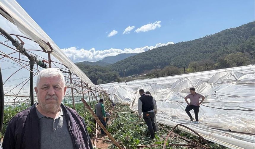 Kumluca'da hortum seraları vurdu, 10 dönüm alan zarar gördü