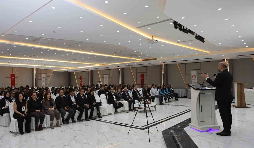 Lise öğrencileri tıp sempozyumuna katıldı