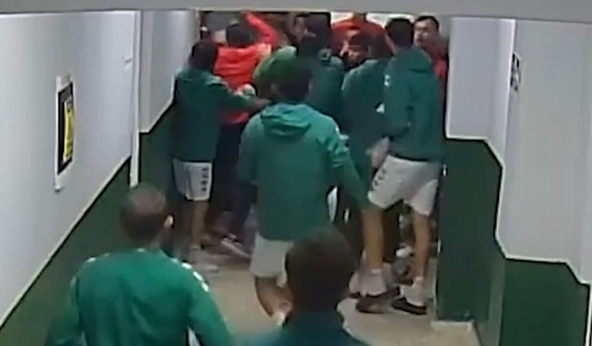 Maç öncesi ortalık karıştı: Futbolcular kramponlarla darbedildi