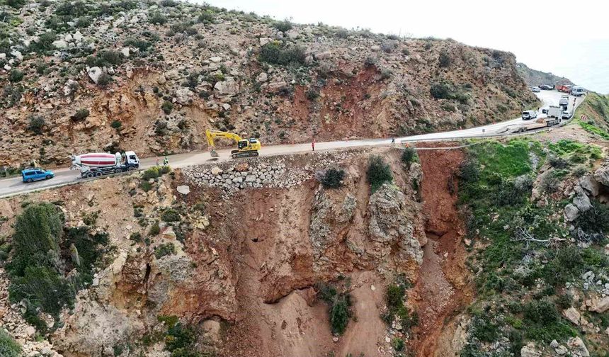 Mersin'de çöken yolda çalışmalar sürüyor: Mersin-Antalya yolunda trafik kontrollü sağlanıyor