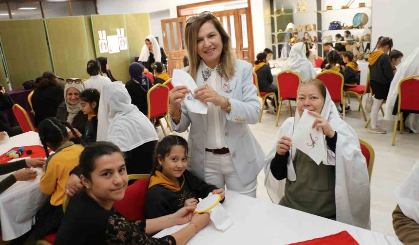 Nineler ve torunları mendil geleneğinde buluştu: Ellerini öptükleri ninelerinin sardığı mendillerden hediyelerini aldılar