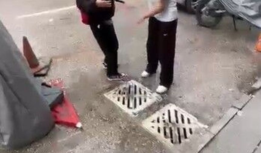 Ortaokul öğrencisi akranını saçından tutup yere yatırdı, kafasına ayağıyla bastı