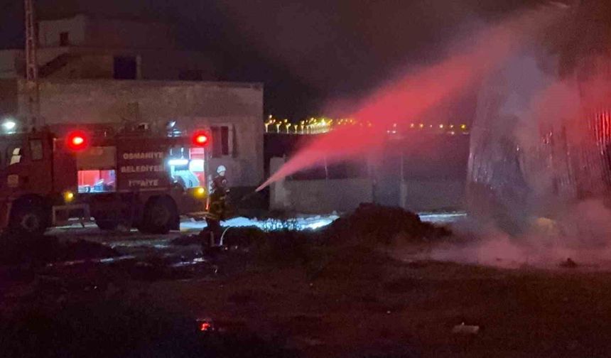 Osmaniye'de karton fabrikasında çıkan yangın söndürüldü