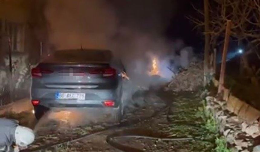 Osmaniye'de park halindeki otomobilde çıkan yangın söndürüldü