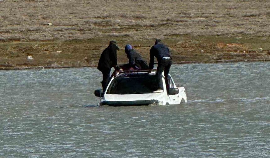 Otomobille girdikleri gölde mahsur kaldılar