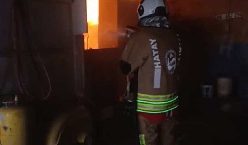 Reyhanlı'da iş yeri alevlere teslim oldu