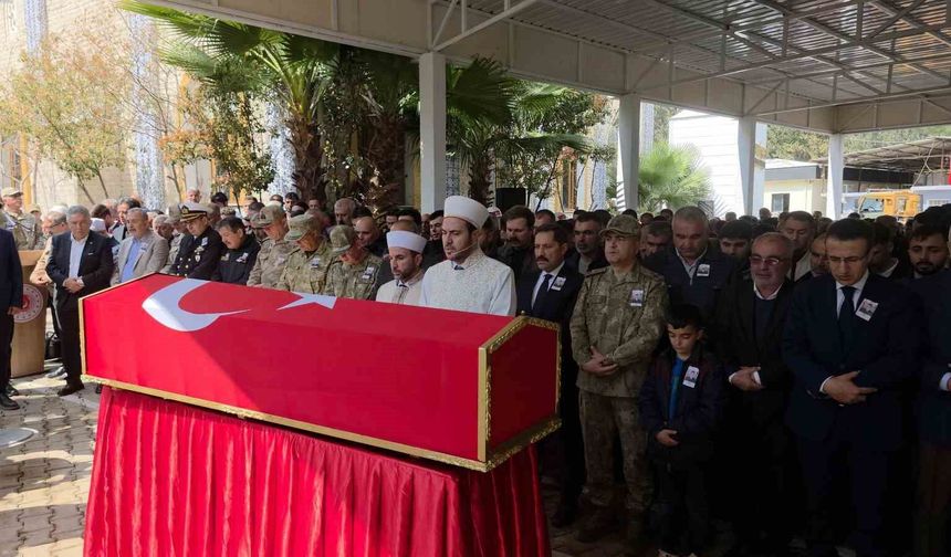 Şehidi, annesi ve kız kardeşleri gözyaşları içerisinde son yolculuğuna uğurladı