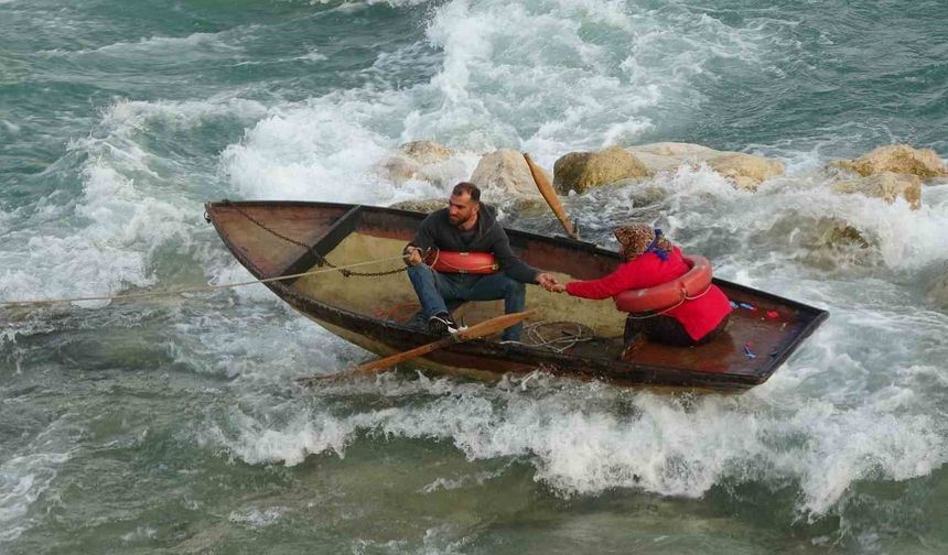 Seyhan Nehri'nde can pazarı: Ele ele tutuşup yardım beklediler