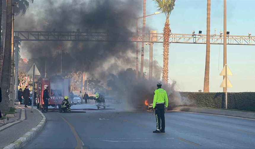 Seyir halindeki otomobil alev alev yandı: 2 kişi son anda kurtuldu