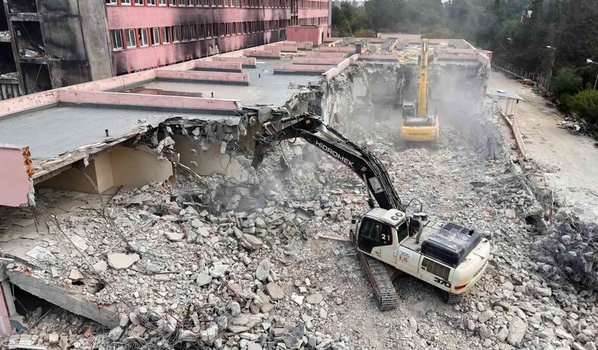 Yangında kullanılamaz hale gelen hastane, 3 yılın ardından yıkılmaya başlandı