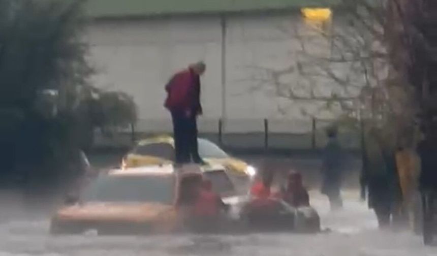 Adana'da göle dönen yolda mahsur kalan araçtaki 2 kişi kurtarıldı