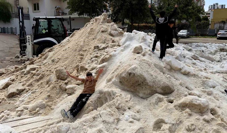 Adana'da nisan ayında çocukların kar topu keyfi