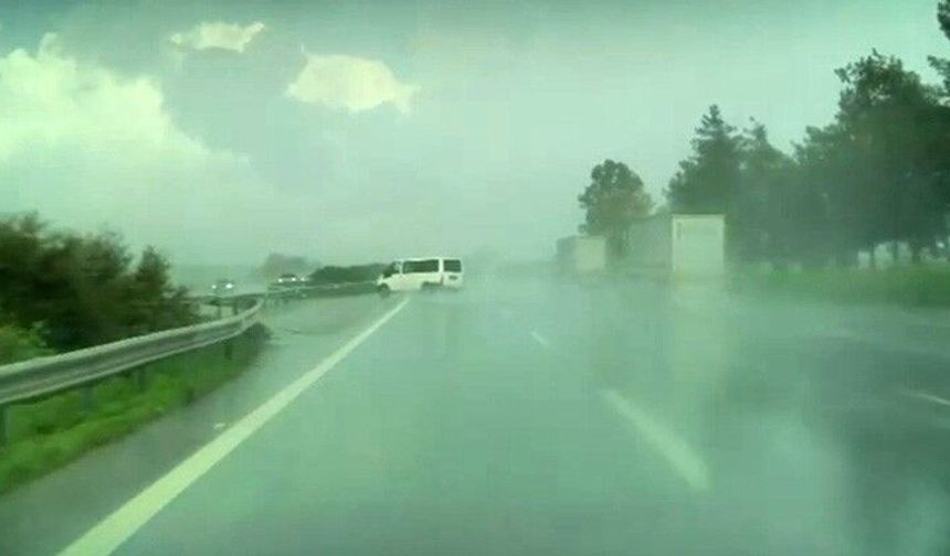 Adana'da panelvan araç takla attı