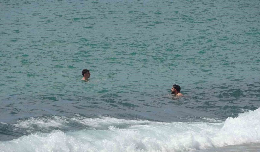 Alanya'da erken yaz görüntüleri: 21 dereceyi gören denize koştu