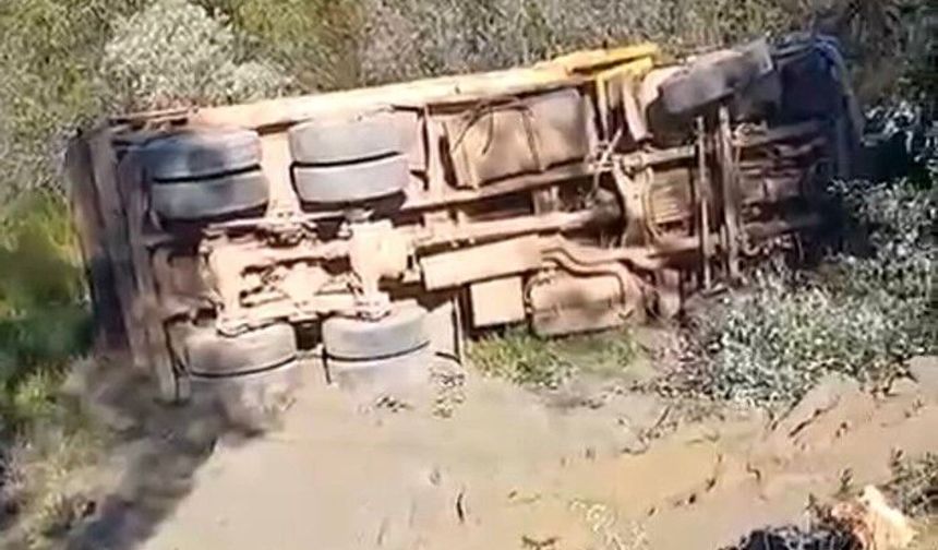 Alanya'da kamyon şarampole devrildi sürücü hayatını kaybetti