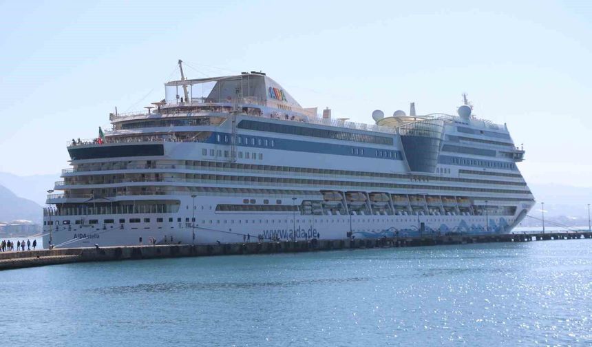 Alanya'ya lüks kruvaziyer ile 2 bin turist geldi