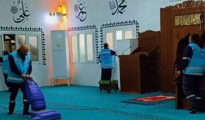 Antakya'da ibadethane temizliği çalışmaları sürüyor