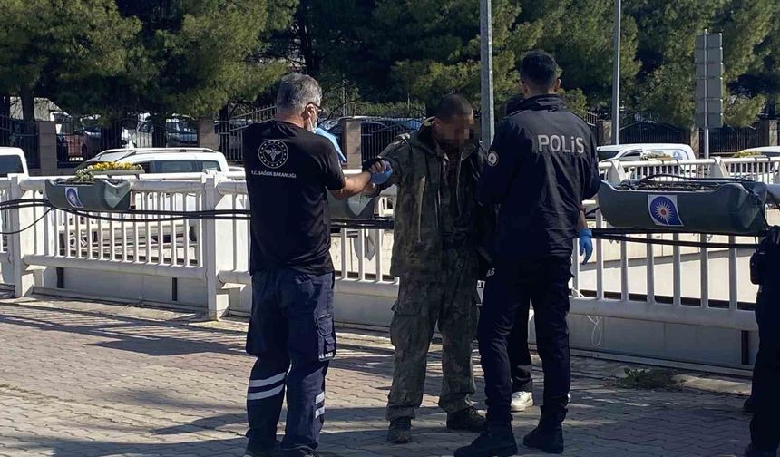 Antalya'da alt geçit demirlerine çıkan genci polis ikna edip indirdi
