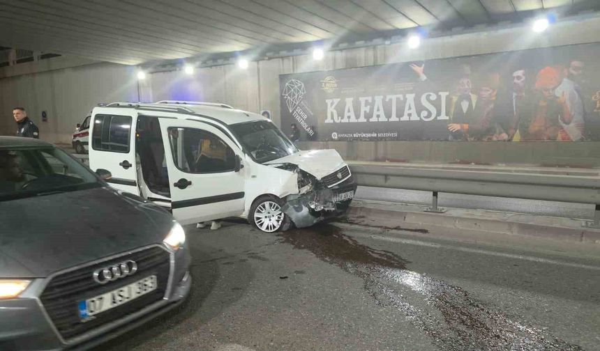 Antalya'da kontrolden çıkan otomobil bariyerlere çarptı: 3 yaralı