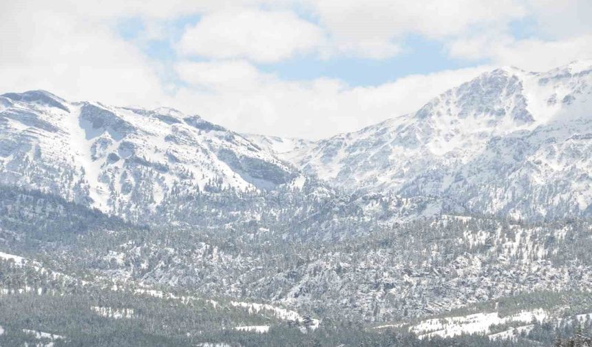 Antalya'nın zirvelerinde Nisan ayında kar sürprizi