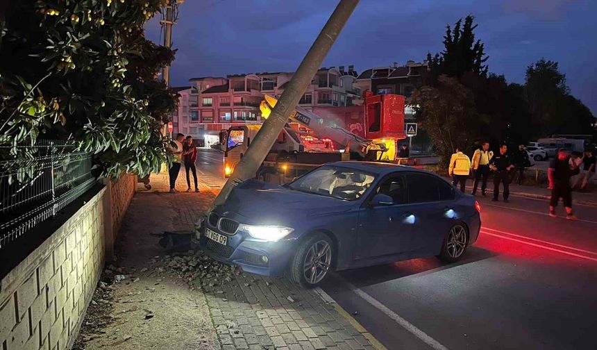 Aydınlatma direğine çarpan otomobilin sürücüsü yaralandı