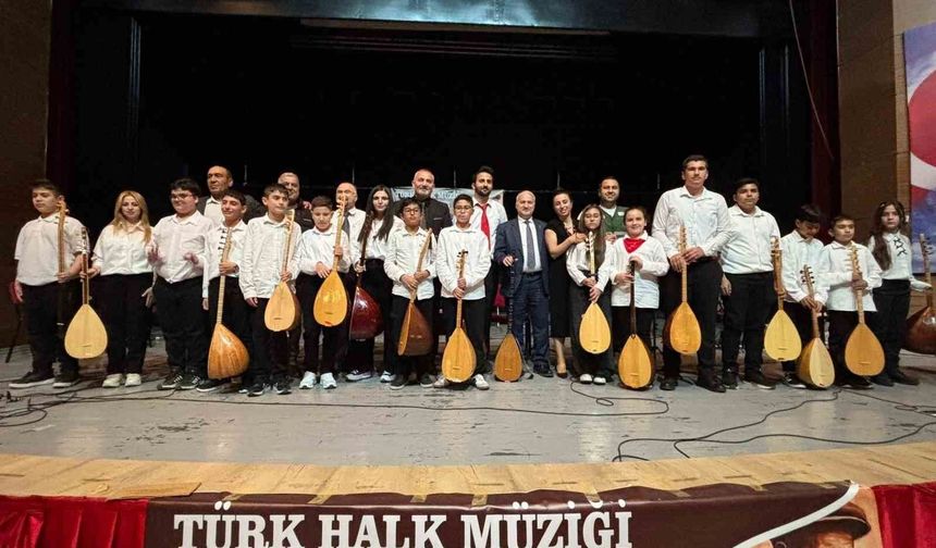 Bağlama kursiyerlerinden halk müziği konseri
